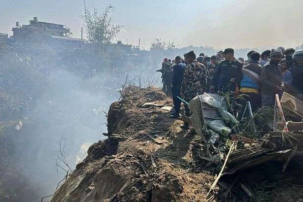 La policía dice que es poco probable que haya sobrevivientes en el accidente aéreo de Nepal